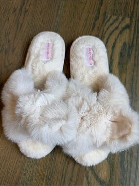 Plush Cream Slipper Slides - cozy soft design